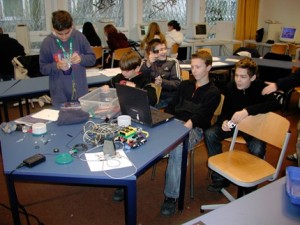 Schüler experimentieren mit selbstgebauten Robotern